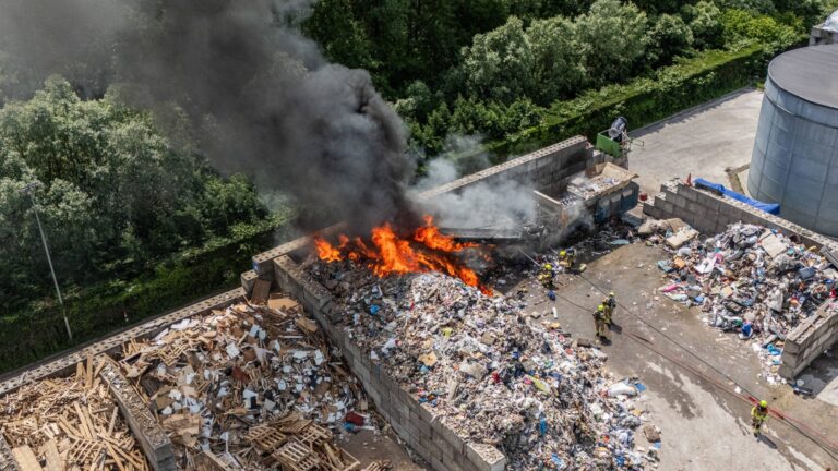 Brand bij afvalverwerker slaat over naar afvalberg