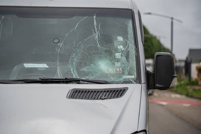 Fietser door de lucht geslingerd na ongeval