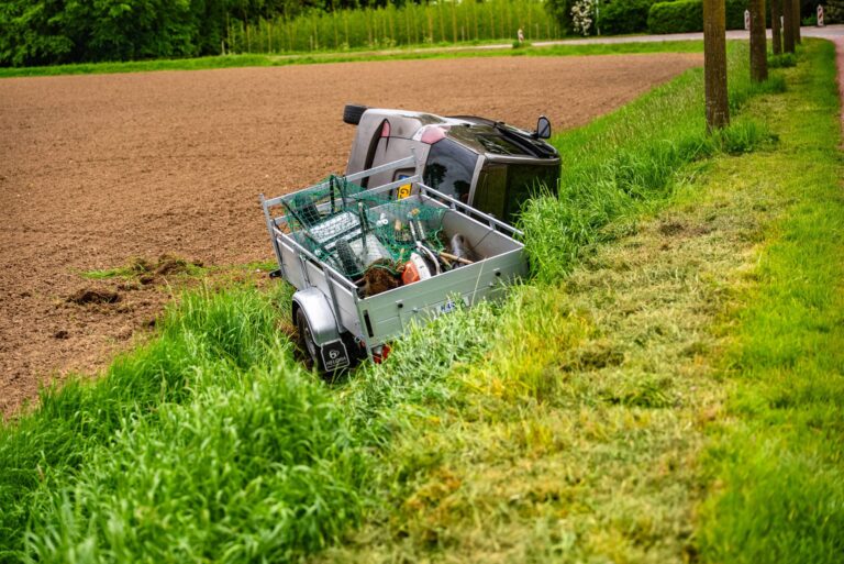 Auto met aanhanger belandt in greppel