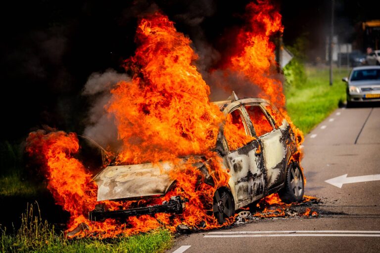 Rijdende auto vliegt in brand