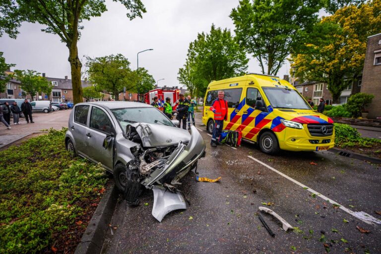 Man ernstig gewond bij botsing tegen boom