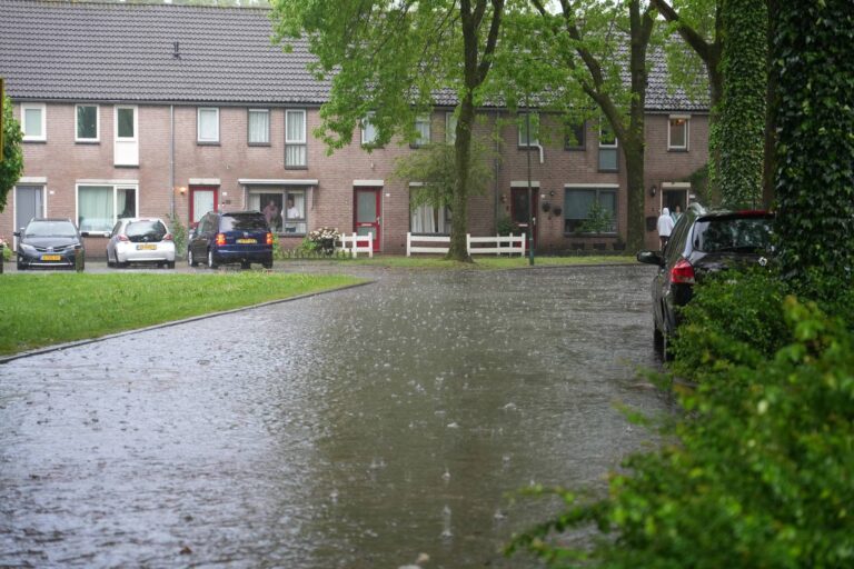 Woonwijk onder water door noodweer