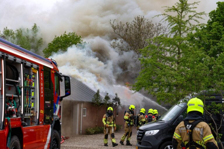 Grote brand bij schuur, rookwolken van verre te zien