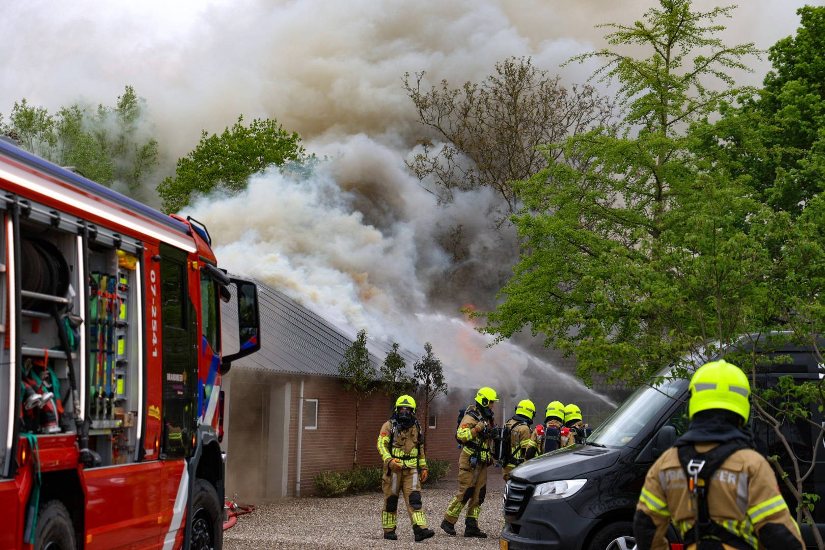 Grote brand bij schuur, rookwolken van verre te zien