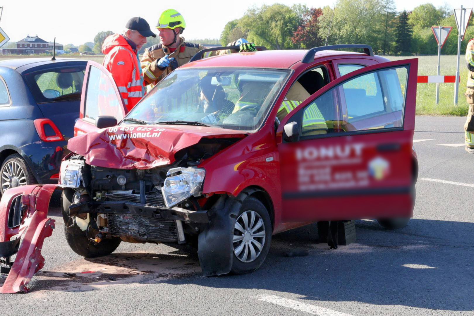 Vier gewonden naar ziekenhuis na botsing tussen twee auto’s