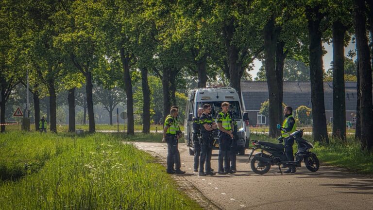 Voorbijganger vindt jongeman dood naast zijn scooter