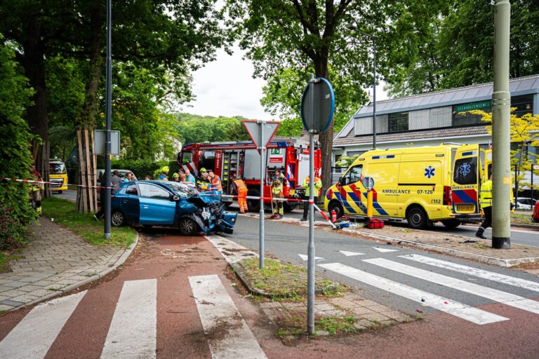 Automobilist ramt auto en trolleymast bij ongeval en raakt gewond