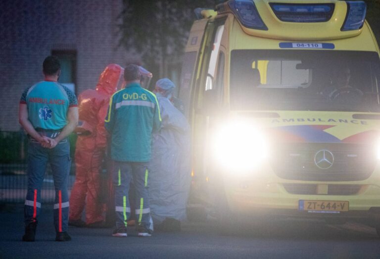 CBRN-team begeleidt patiënt met mogelijke ebolabesmetting