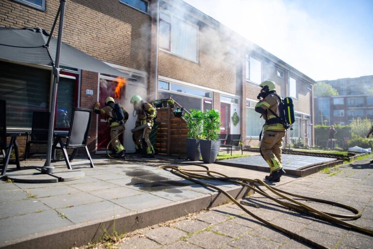 Brandweer redt hond uit rokende woning na brand