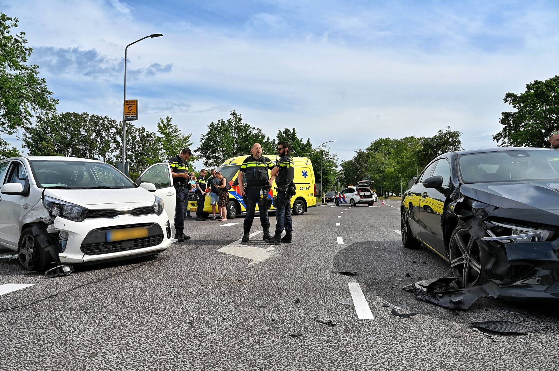 Spookrijder botst frontaal op tegemoetkomende auto