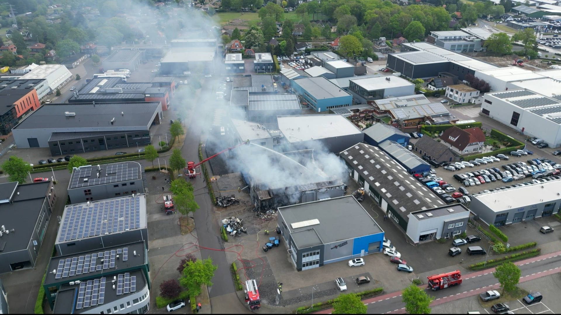 Dessertbedrijf verwoest door zeer grote brand, NL-Alert om rook