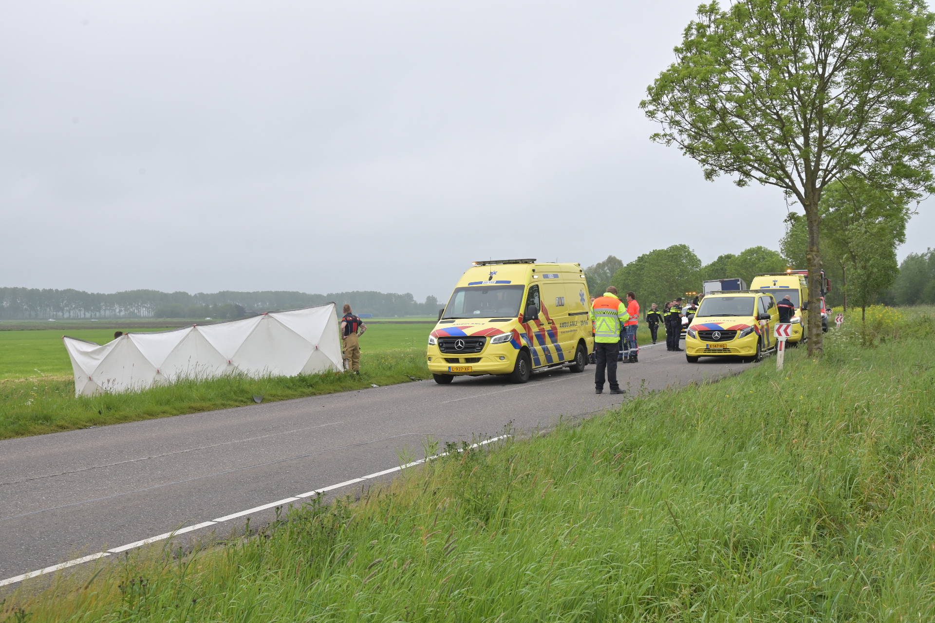 Motorrijder overleden na frontale botsing met busje