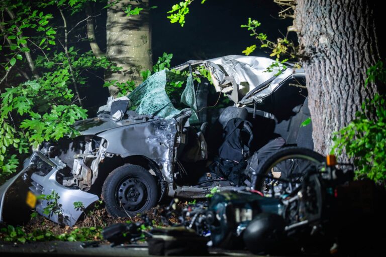 Motorrijder (57) en automobilist (19) overleden bij botsing