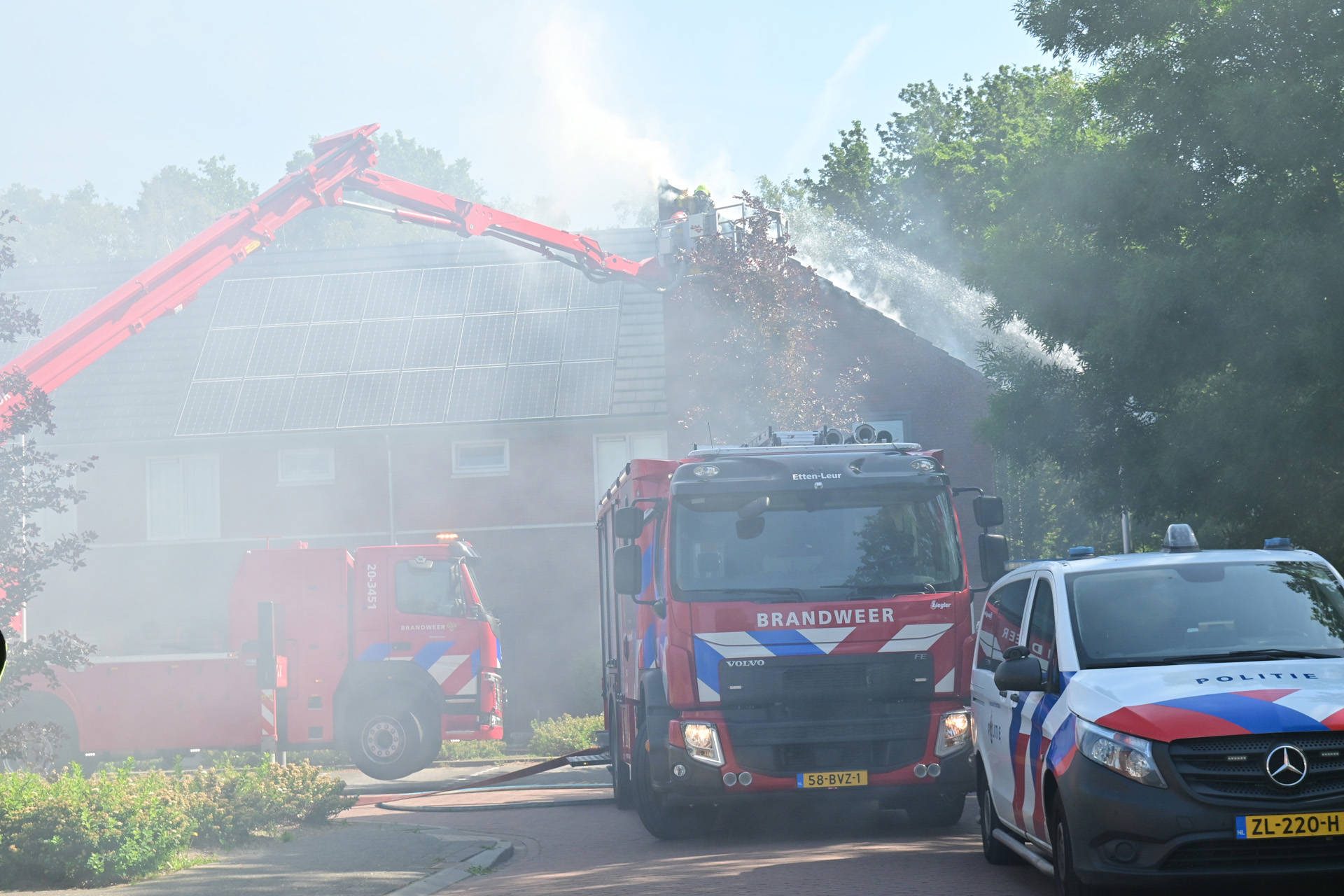Brand op het dak met zonnepanelen