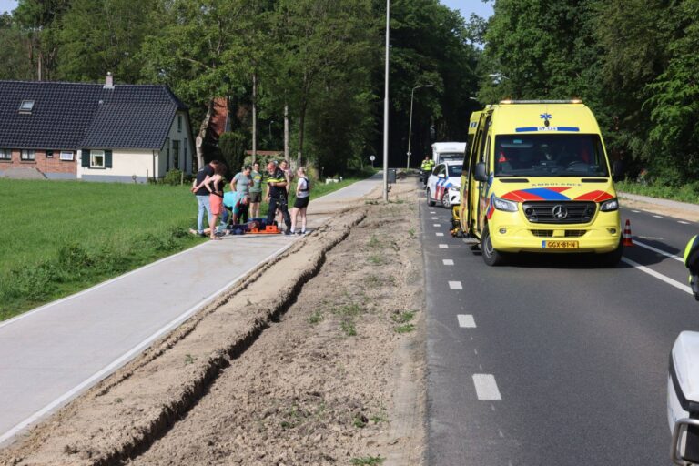 Jongen (13) ernstig gewond nadat hij wordt geschept door auto op fietspad