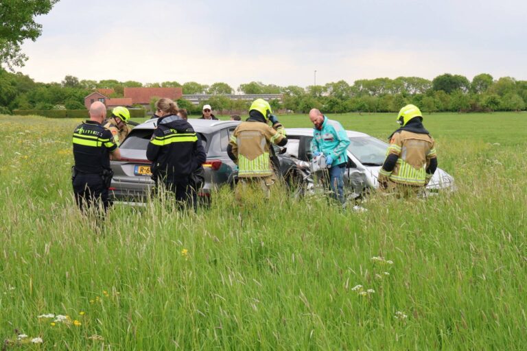 Auto’s belanden in weiland na ongeval, één gewonde