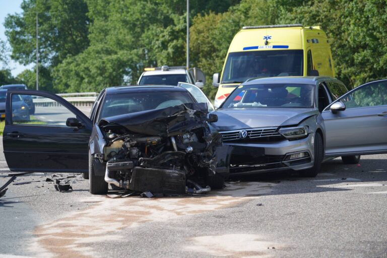 Drie gewonden, onder wie kind, bij botsing tussen twee auto’s