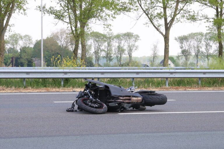 Snelweg dicht door ernstig ongeluk met motorrijder