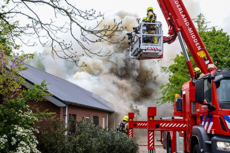 Grote rookwolken bij uitslaande brand in schuur