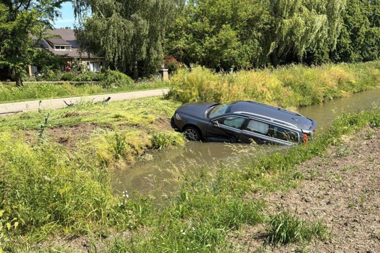 Auto belandt in sloot na botsing met bestelbus