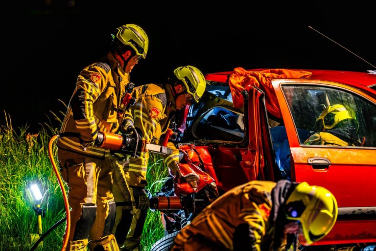 Persoon bekneld na harde botsing