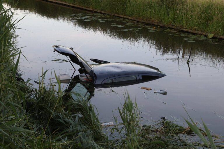 Auto met vier inzittenden rijdt water in