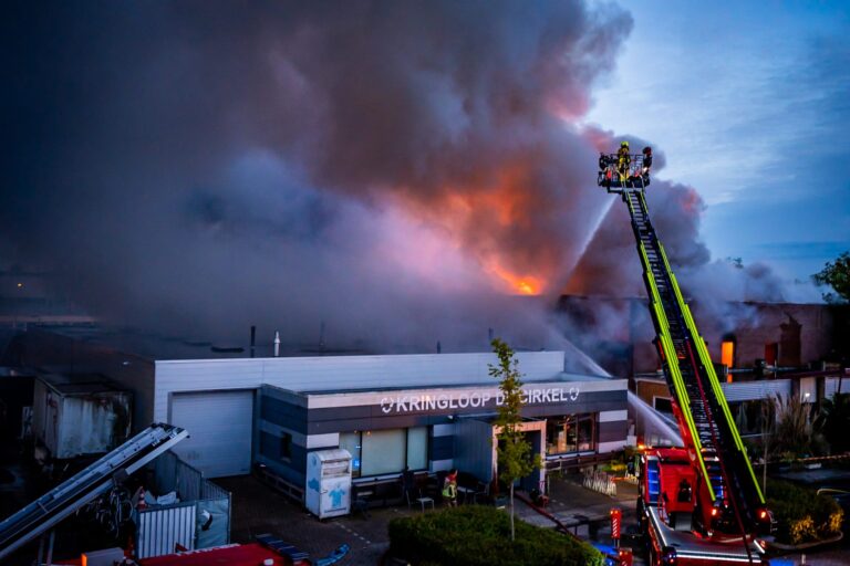 Zeer grote brand bij kringloopwinkel
