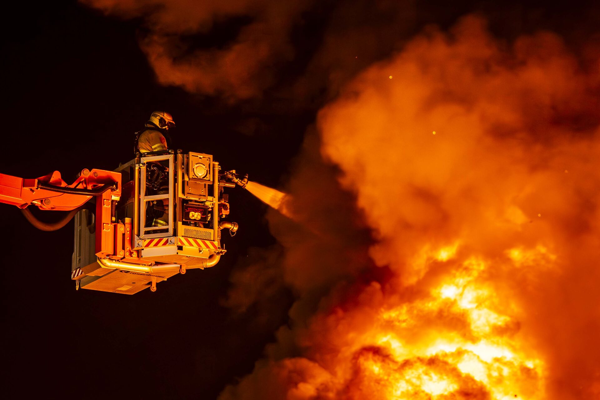 Grote brand bij datacenter in Almere, rookwolk boven stad zichtbaar