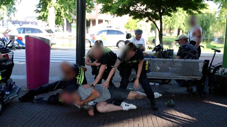 VIDEO: Man bijt agente en schopt agent bij aanhouding na incident op plein