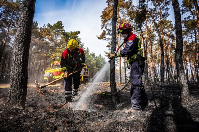 FOTOSERIE: Internationale hulp druk met nablussen bosbrand