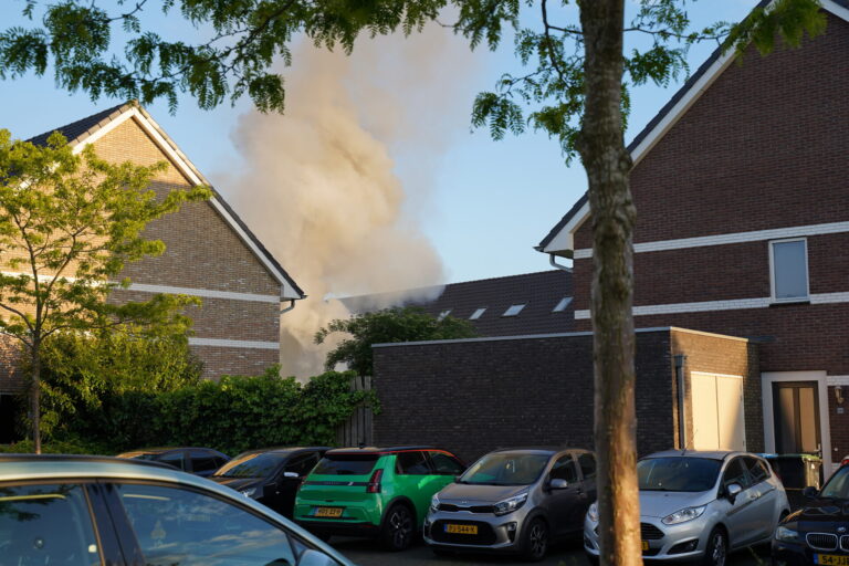 Schuur verwoest door brand achter woning, veel rook vrijgekomen