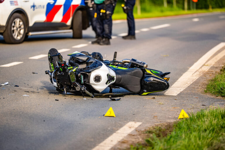Ernstig ongeluk tussen auto en motor, weg volledig afgesloten