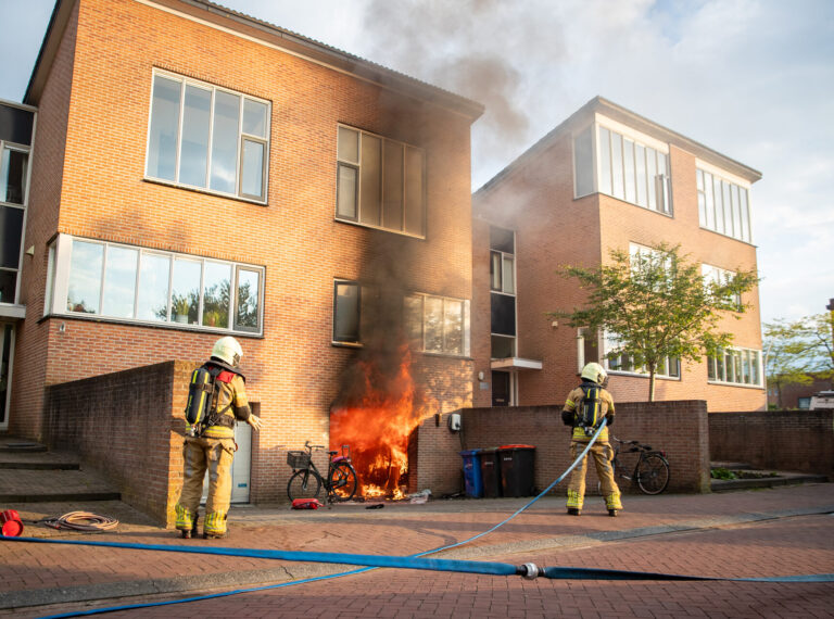 Brand bij woning zorgt voor flinke rookontwikkeling