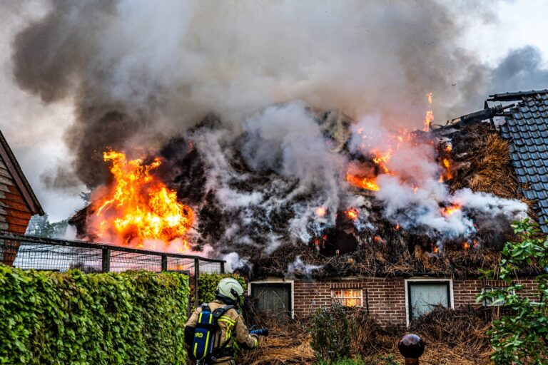 NL-Alert afgegeven bij grote brand in rietgedekte woning