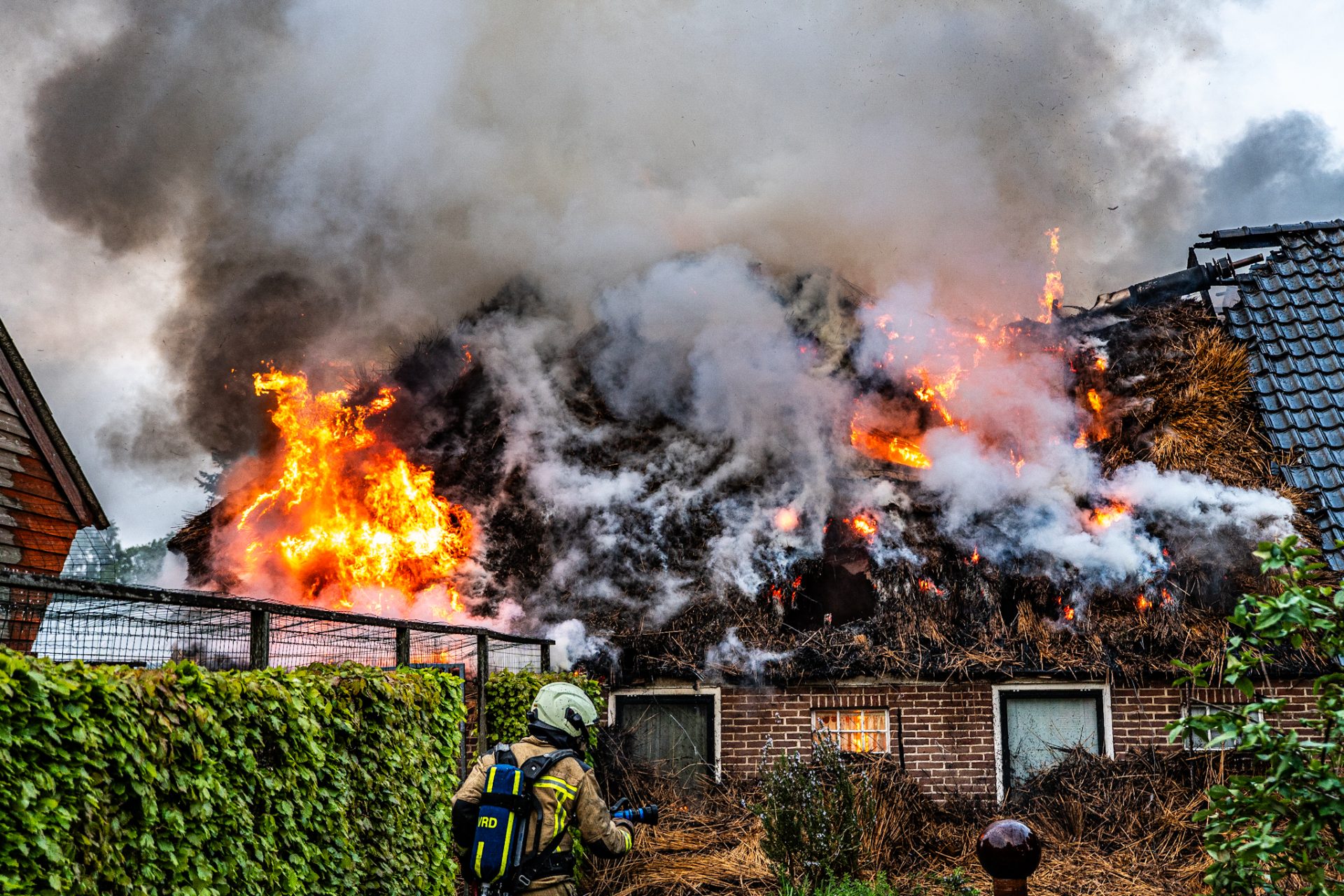 NL-Alert afgegeven bij grote brand in rietgedekte woning