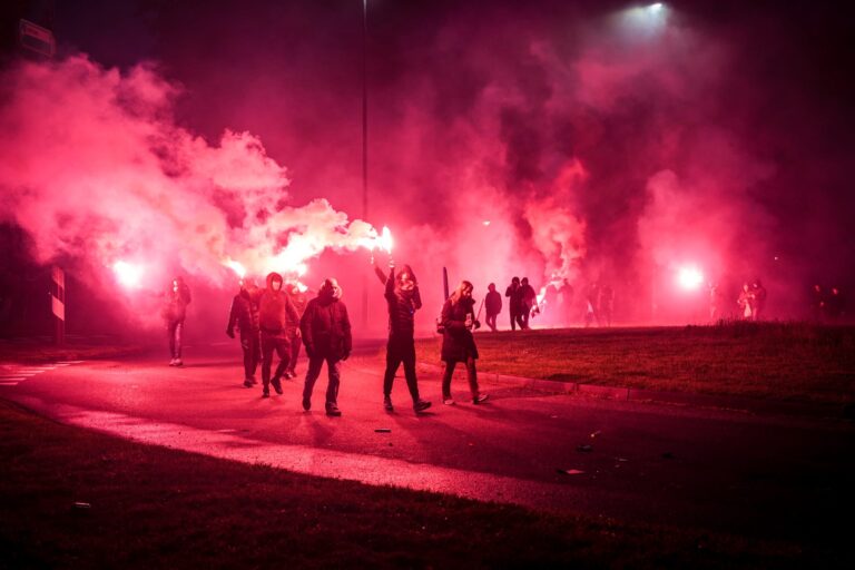 Opnieuw protest tegen AZC met lichtjestocht bij rotonde