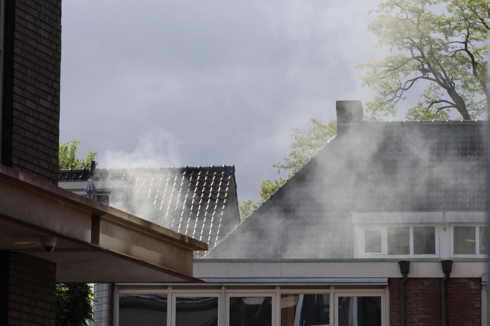 Grote schade bij brand in bovenwoning, bewoner raakt gewond