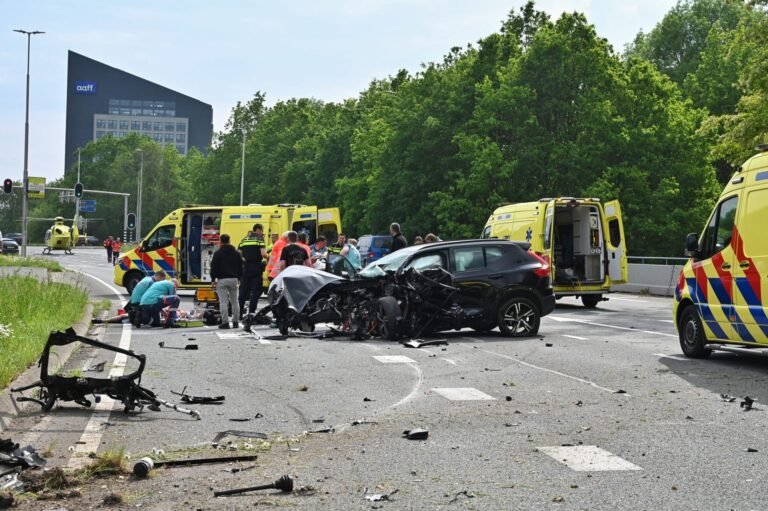 Man (82) overleden bij crash tegen verkeerszuil, vrouw zwaargewond