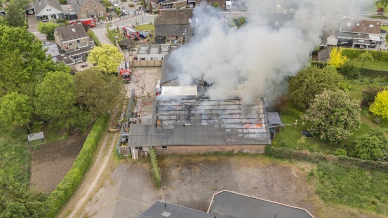 Brand in loods met opgeslagen meubels, veel rook vrijgekomen