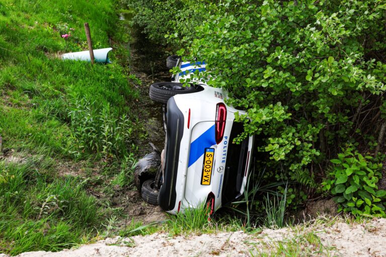 Politieauto belandt in het water
