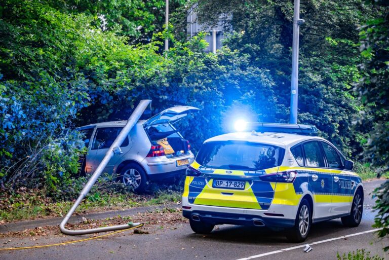 Twee mannen (27) en (24) aangehouden na achtervolging en crash