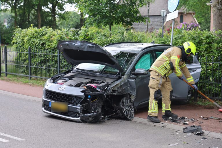 Vrouw gewond na botsing tussen auto en vrachtwagen door klapband
