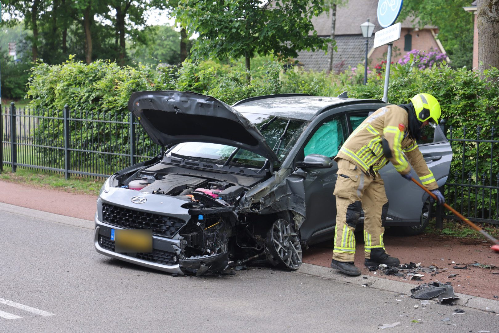Vrouw gewond na botsing tussen auto en vrachtwagen door klapband