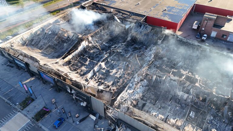 Brand bij meubelboulevard grotendeels onder controle