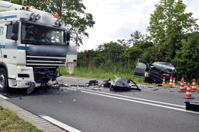 Automobilist zeer ernstig gewond na frontale botsing met vrachtwagen