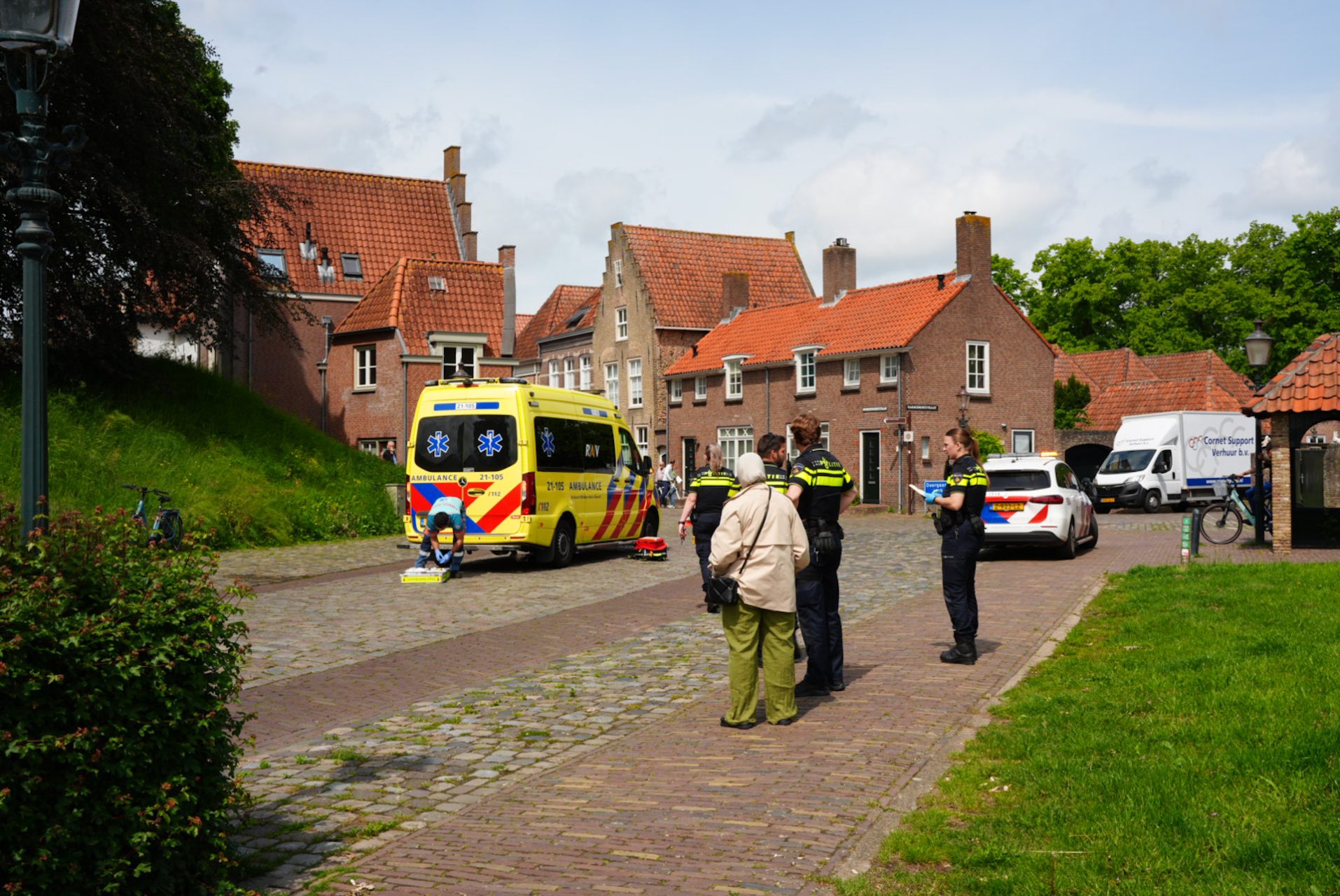 Fietsster zwaargewond na harde val, traumahelikopter ingezet