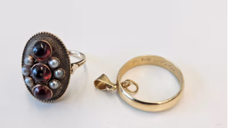 Politie zoekt eigenaren van honderden gestolen gouden sieraden
