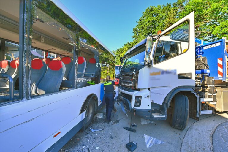 Zeven gewonden nadat vrachtwagen stadsbus ramt op rotonde