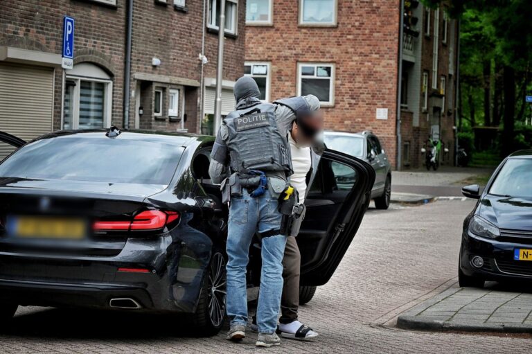 Arrestatieteam valt woning binnen en voert man geblinddoekt af
