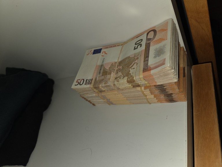 Politie vindt 340.000 euro en drugs na aanhouding in parkje